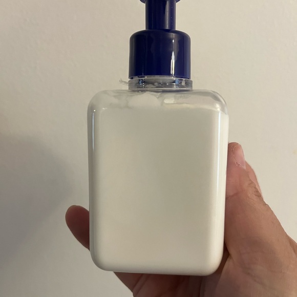 L'OCCITANE Lavande Moisturizing Hand Lotion w/ Pump - Picture 4 of 5